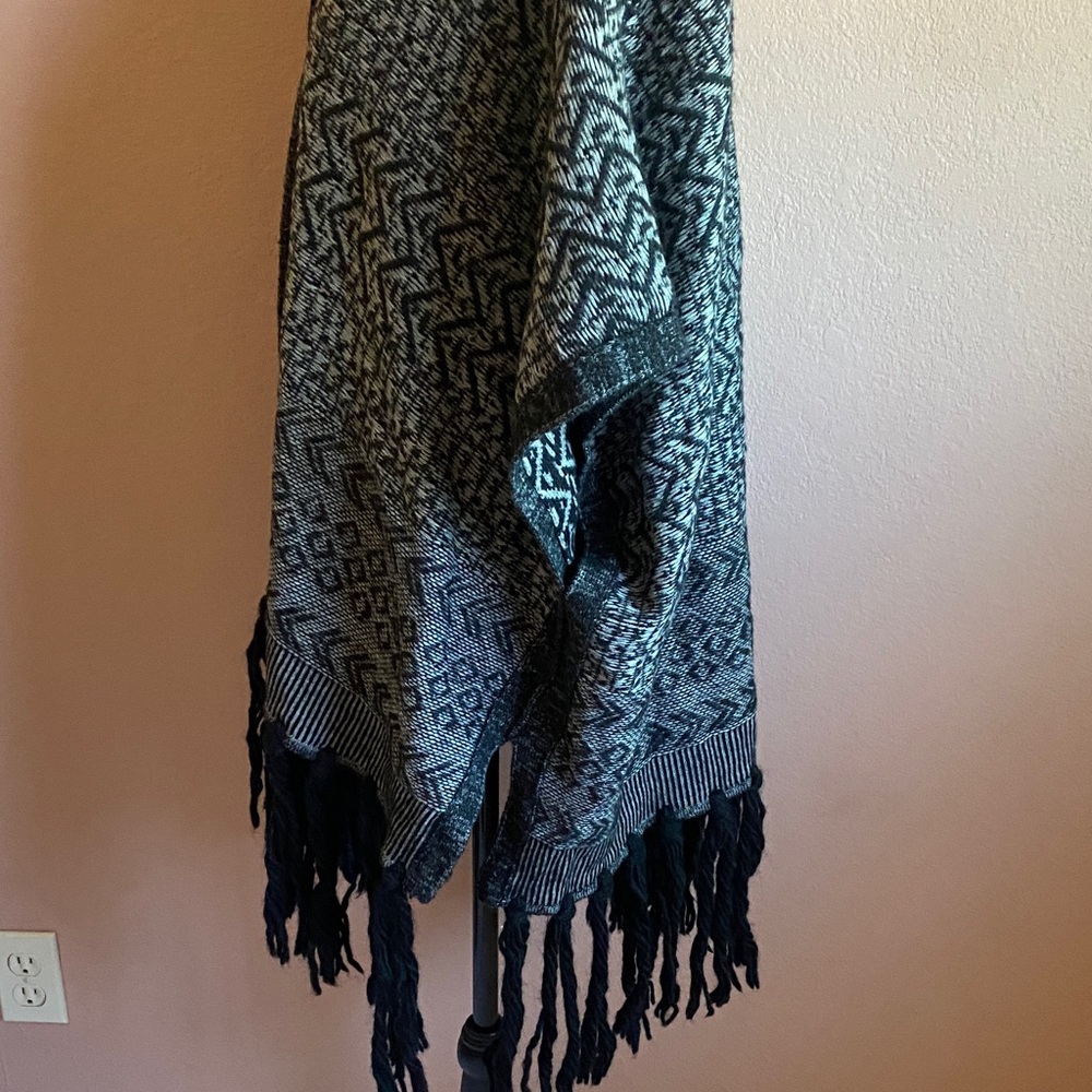 Banana Republic Black and Gray Patterned Poncho - Picture 4 of 9